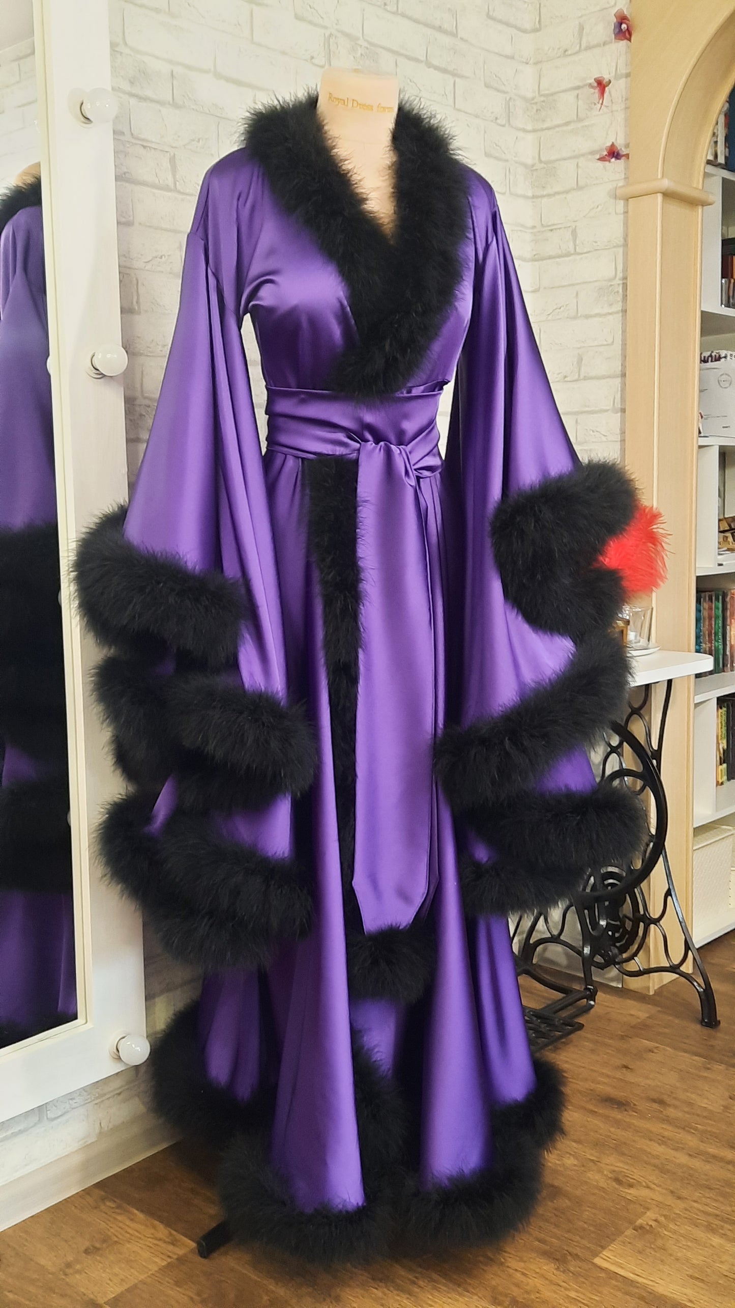 Rich widow robe in satin, pop culture edition