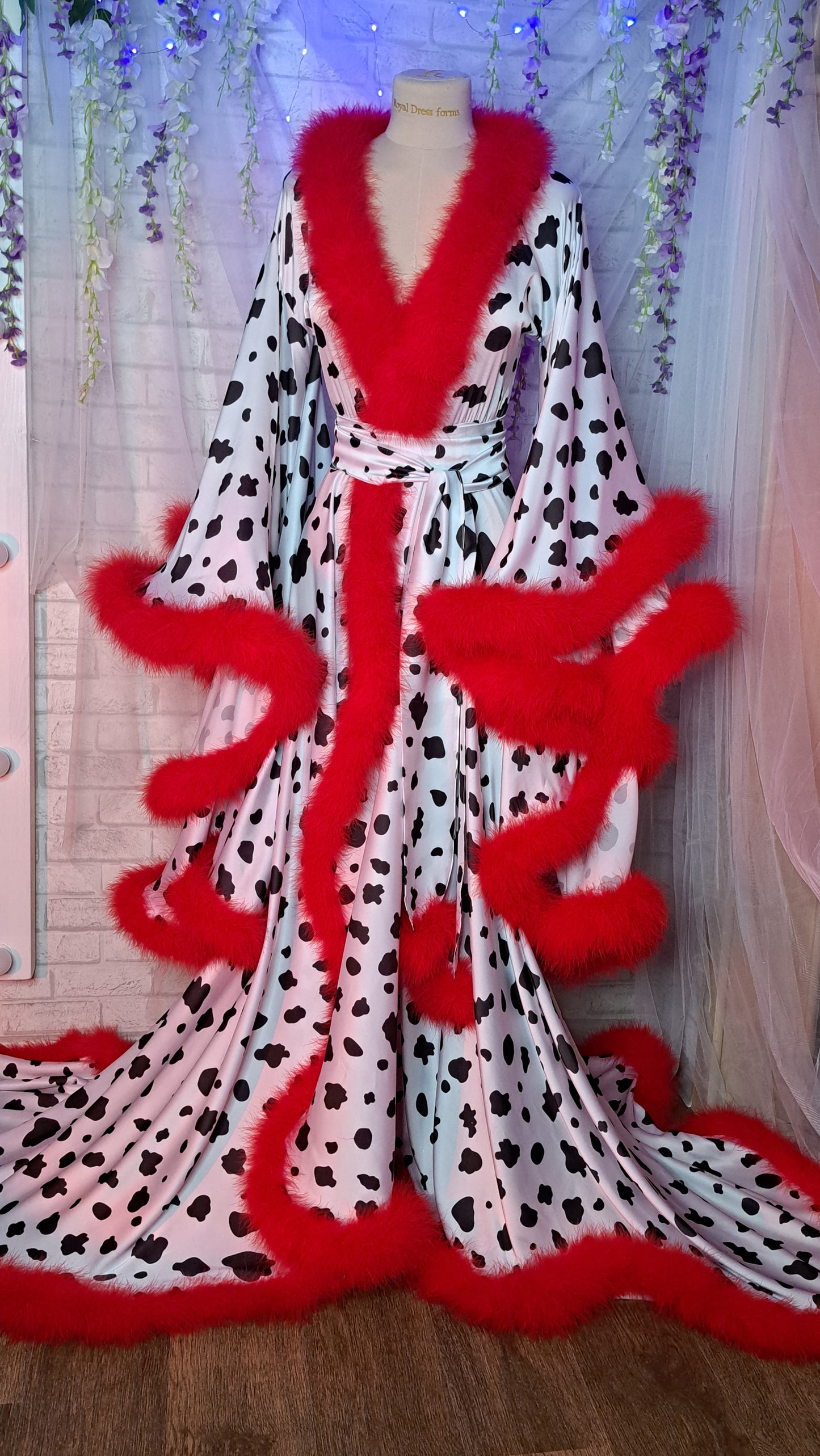 Rich widow robe in satin, pop culture edition