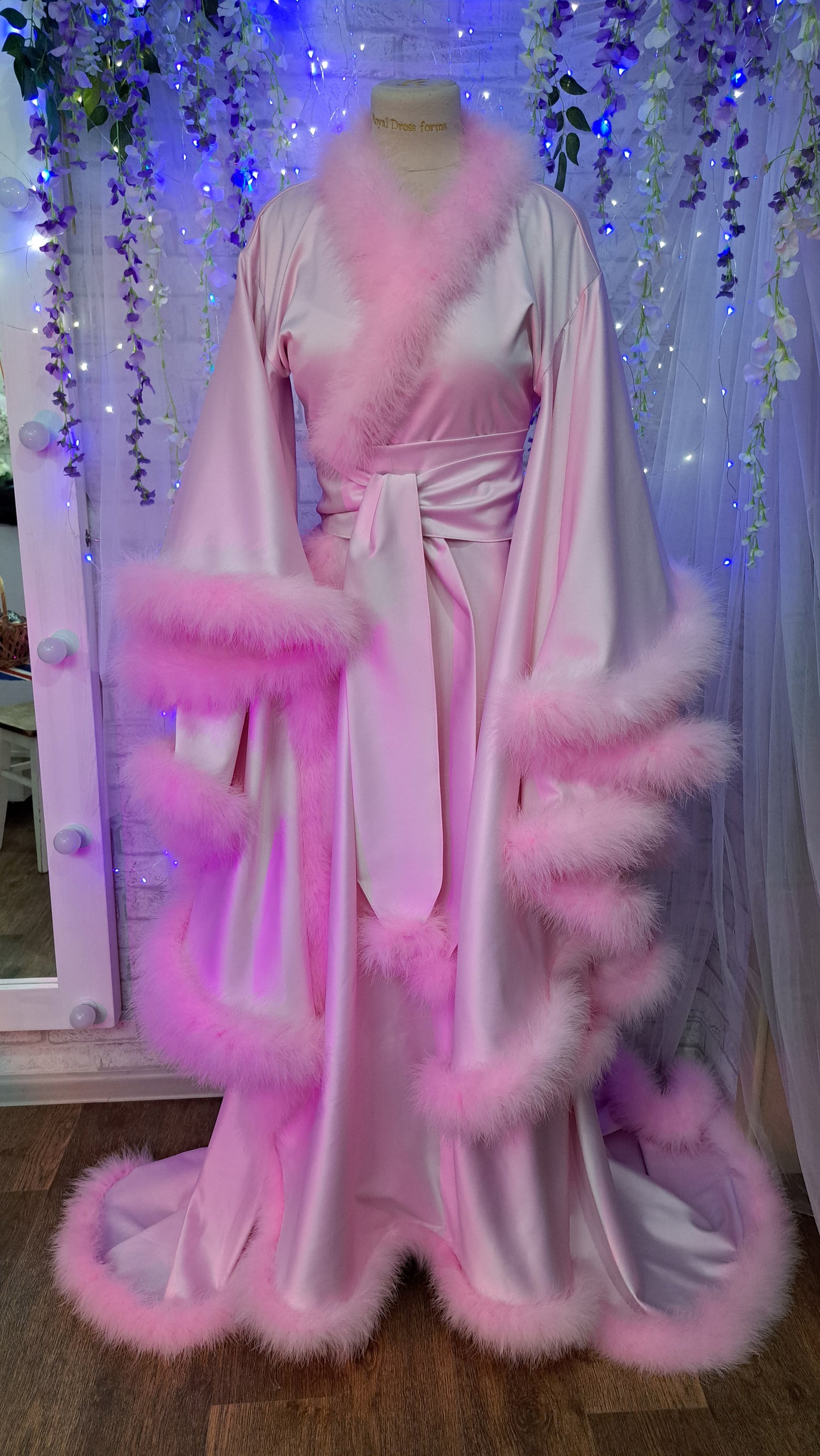 Rich widow robe in satin, pop culture edition