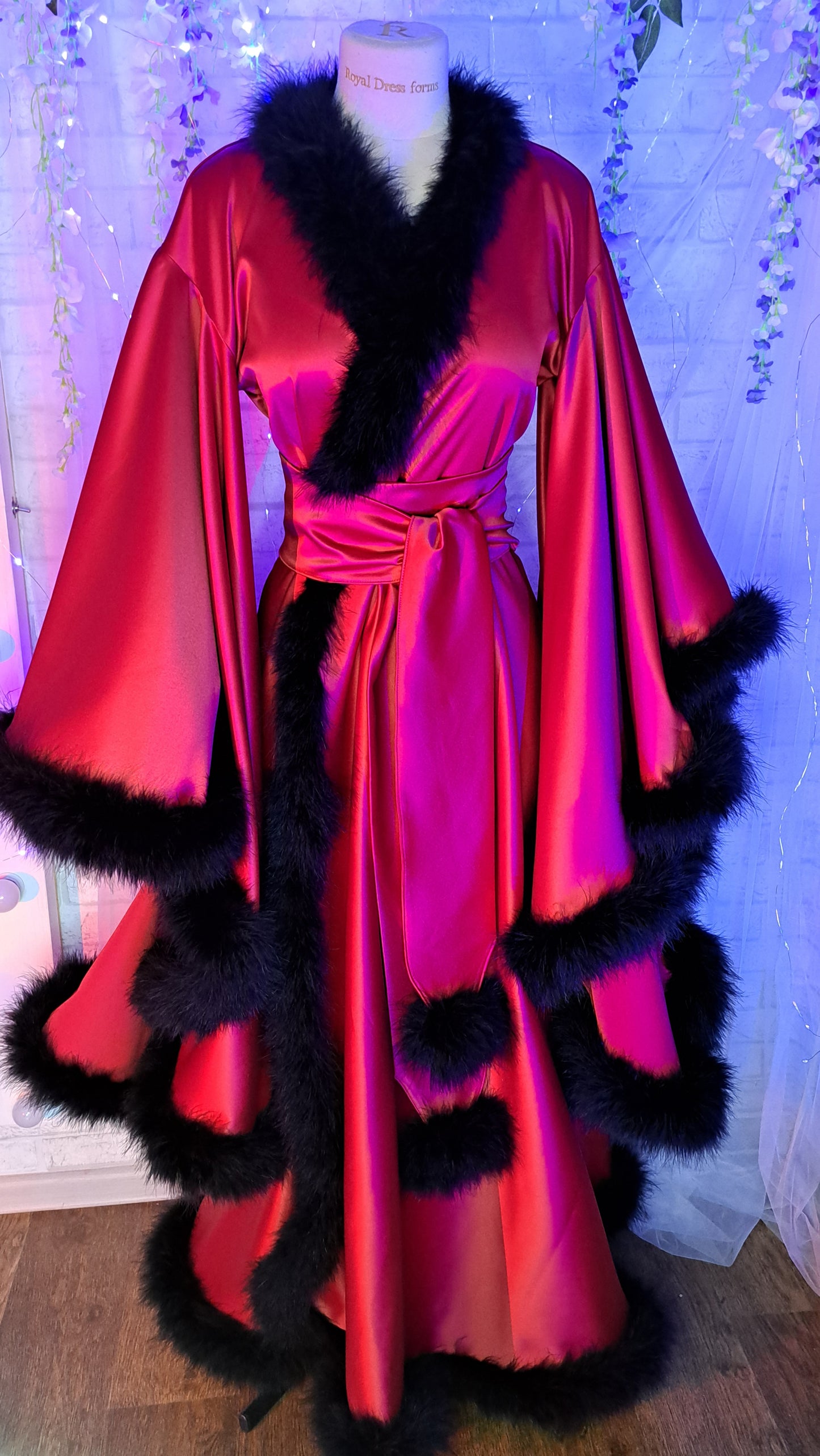 Rich widow robe in satin, pop culture edition